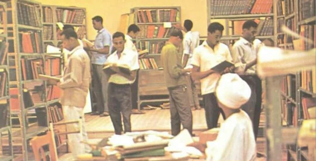 fatih_jabor's tweet photo. اللقطة توضح مكتبة نقابة عمال سكة حديد عطبرة، اللقطة في العام 1971 https://t.co/jF0MCWUzl1
