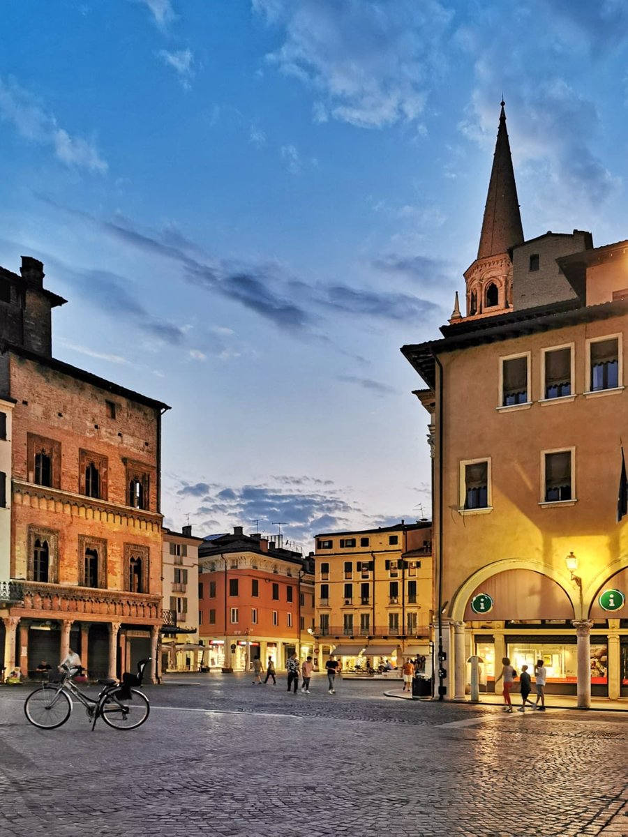 _IsaBeau_'s tweet photo. Metti una sera a cena in piazza delle Erbe #Mantova 

@igmantova @ig_lombardia_ @gazzettamantova @cittadimantova https://t.co/mrkGvp0Ps4