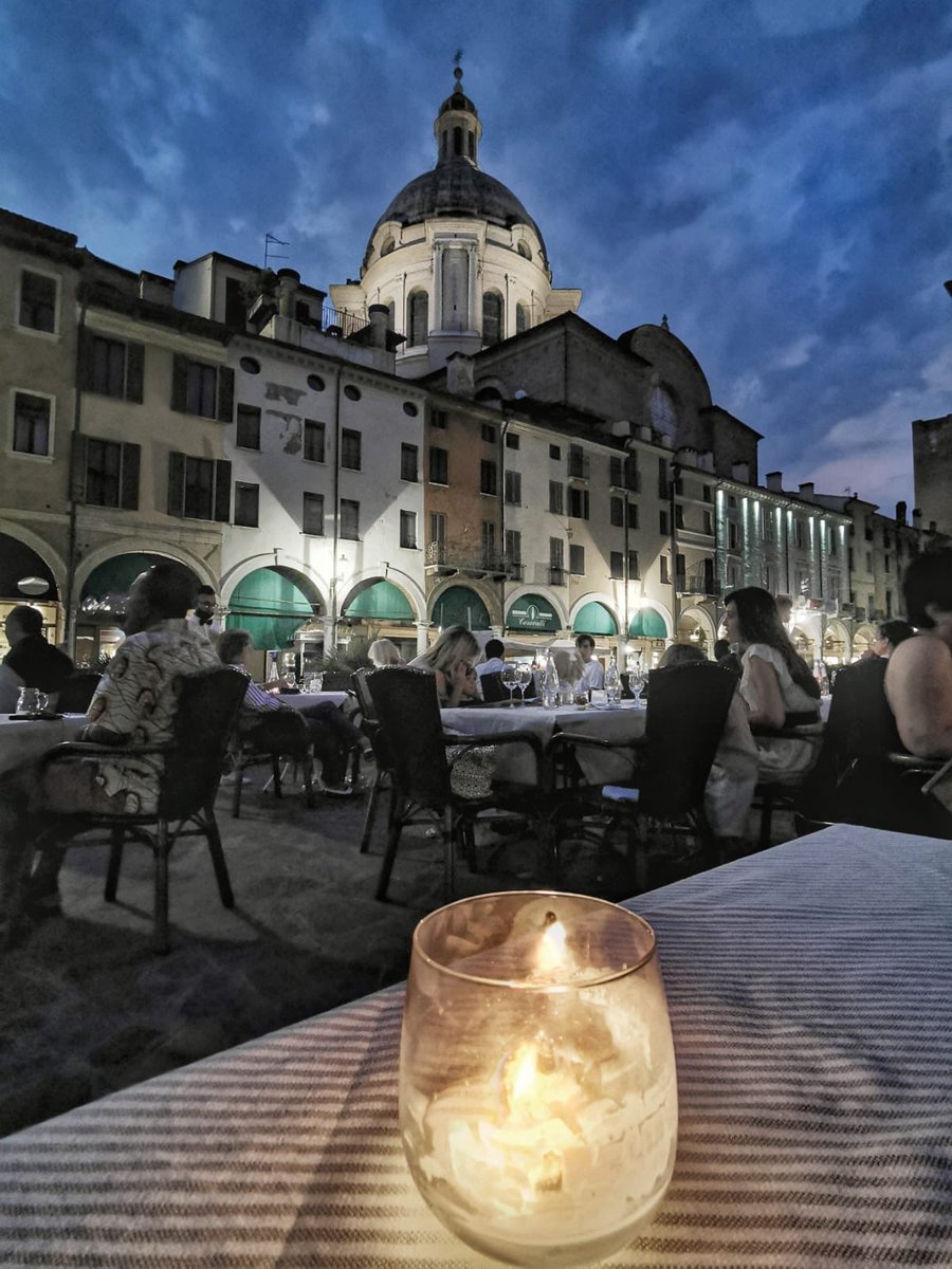 _IsaBeau_'s tweet photo. Metti una sera a cena in piazza delle Erbe #Mantova 

@igmantova @ig_lombardia_ @gazzettamantova @cittadimantova https://t.co/mrkGvp0Ps4