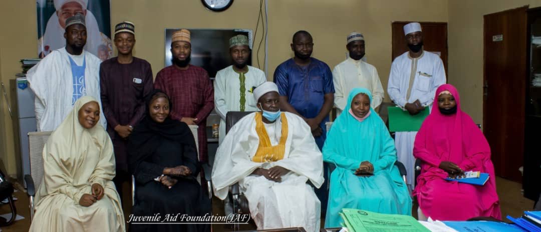 jafsokoto's tweet photo. GIDAUNIYAR BAYAR DA TALLAFI A MATAKIN FARKO ( #JUVENILE_AID_FOUNDATION_SOKOTO) 
ta ziyarci Hukumar zakka da wakafi,da yake jawabi Shugaban kungiyar Malam Muhammad Abdulaziz yace, kungiyar ce da  bata Gwamnati ba,kuma bata da Alaka da siyasa,wadda ta kafu da kafafuwanta. https://t.co/lZkEOfE0vD