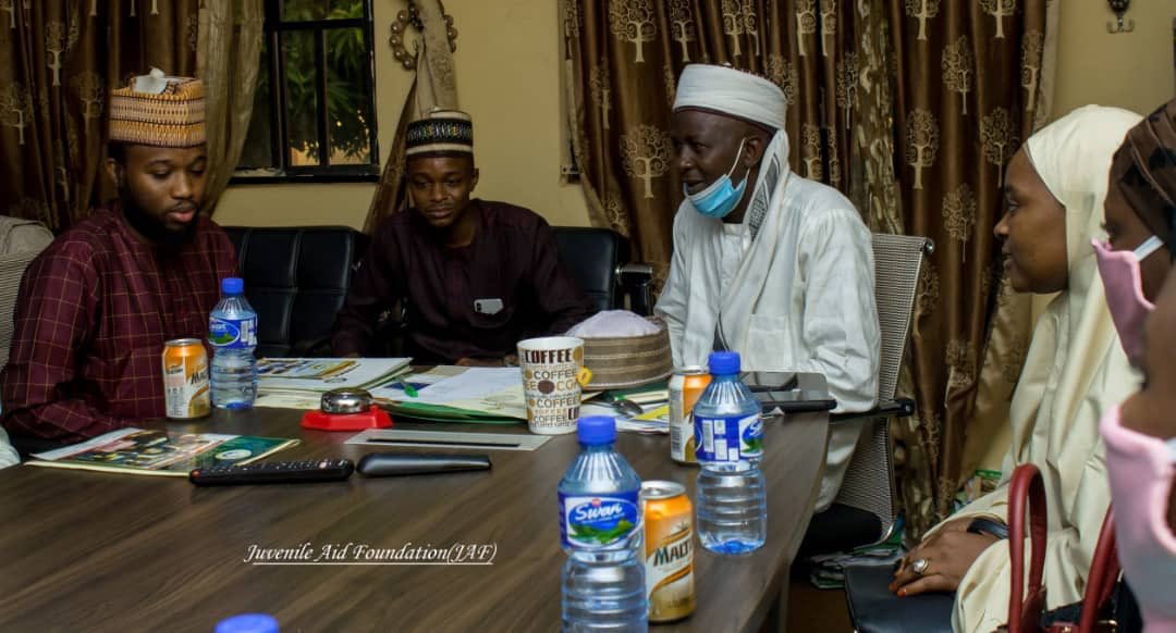 jafsokoto's tweet photo. GIDAUNIYAR BAYAR DA TALLAFI A MATAKIN FARKO ( #JUVENILE_AID_FOUNDATION_SOKOTO) 
ta ziyarci Hukumar zakka da wakafi,da yake jawabi Shugaban kungiyar Malam Muhammad Abdulaziz yace, kungiyar ce da  bata Gwamnati ba,kuma bata da Alaka da siyasa,wadda ta kafu da kafafuwanta. https://t.co/lZkEOfE0vD