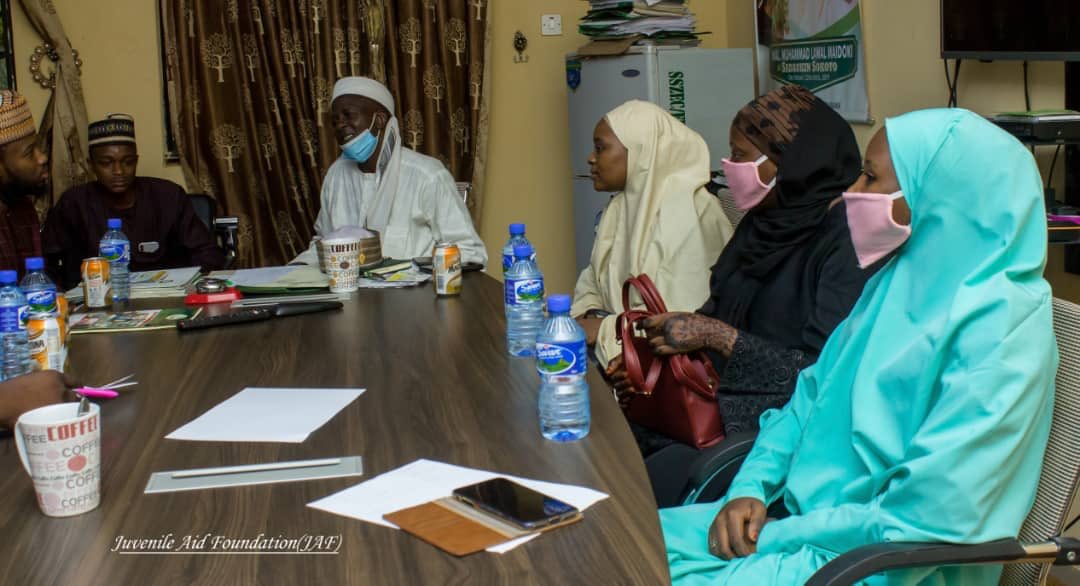 jafsokoto's tweet photo. GIDAUNIYAR BAYAR DA TALLAFI A MATAKIN FARKO ( #JUVENILE_AID_FOUNDATION_SOKOTO) 
ta ziyarci Hukumar zakka da wakafi,da yake jawabi Shugaban kungiyar Malam Muhammad Abdulaziz yace, kungiyar ce da  bata Gwamnati ba,kuma bata da Alaka da siyasa,wadda ta kafu da kafafuwanta. https://t.co/lZkEOfE0vD