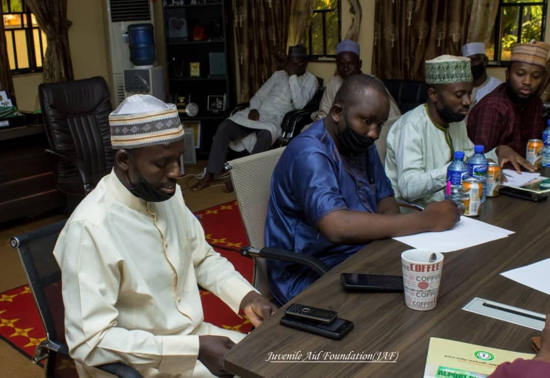 jafsokoto's tweet photo. GIDAUNIYAR BAYAR DA TALLAFI A MATAKIN FARKO ( #JUVENILE_AID_FOUNDATION_SOKOTO) 
ta ziyarci Hukumar zakka da wakafi,da yake jawabi Shugaban kungiyar Malam Muhammad Abdulaziz yace, kungiyar ce da  bata Gwamnati ba,kuma bata da Alaka da siyasa,wadda ta kafu da kafafuwanta. https://t.co/lZkEOfE0vD