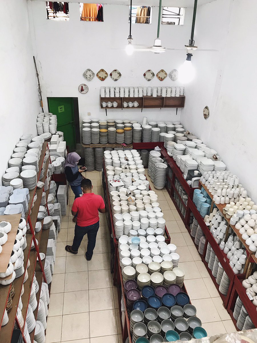 yuwonooktav's tweet photo. Beli keramik 13 pcs cuma 180rb monangis 😭😭
Rata rata harganya 15rb sama 17,5rb.
Malah mug keramik harganya 10rb dapet 3pcs.
⠀
Yg harganya 10rb/3 ada di depan, pasti ada bopengnya, pinter2 milih aja.
Ada juga bagian lantai bawah yg mostly mangkok sama piring lebar. https://t.co/adIVV0T11H
