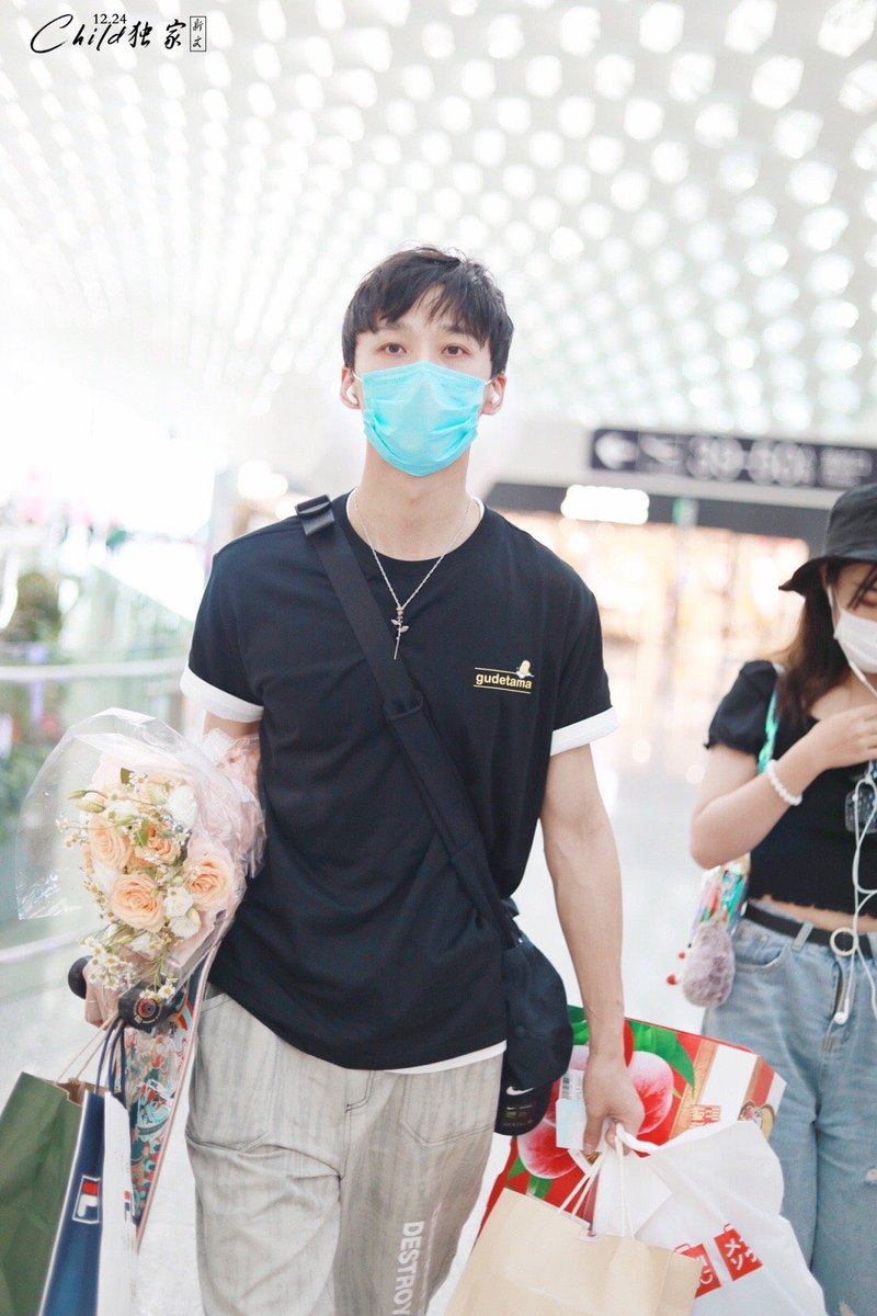 WENYANGtime's tweet photo. 🌰 200718 วันนี้พี่ป๋อมาลุคสบายๆ คูลกายกับเสื้อยืดสีดำ และสร้อยคอลายดอกกุหลาบ 🌹 คาดว่าน่าจะเดินทางกลับปักกิ่งนะคะ

นาทีนี้ใครๆ ก็โดยสายตาของพี่ป๋อเหวินตกนะคะ สายตาอบอุ่นจากหนุ่มคูลกาย 😎 

📸 Child独家新文l李泊文 
(ขออนุญาตแล้ว)

#หลี่ป๋อเหวิน #LiBowen #李泊文 https://t.co/5ggLKUg1nF