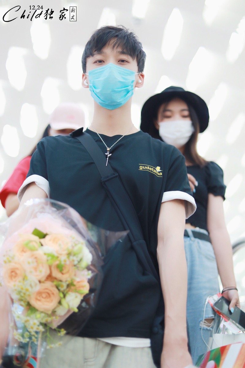WENYANGtime's tweet photo. 🌰 200718 วันนี้พี่ป๋อมาลุคสบายๆ คูลกายกับเสื้อยืดสีดำ และสร้อยคอลายดอกกุหลาบ 🌹 คาดว่าน่าจะเดินทางกลับปักกิ่งนะคะ

นาทีนี้ใครๆ ก็โดยสายตาของพี่ป๋อเหวินตกนะคะ สายตาอบอุ่นจากหนุ่มคูลกาย 😎 

📸 Child独家新文l李泊文 
(ขออนุญาตแล้ว)

#หลี่ป๋อเหวิน #LiBowen #李泊文 https://t.co/5ggLKUg1nF