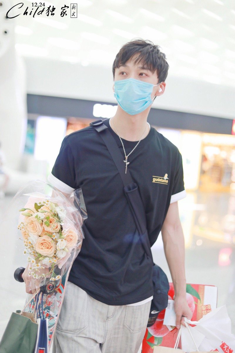 WENYANGtime's tweet photo. 🌰 200718 วันนี้พี่ป๋อมาลุคสบายๆ คูลกายกับเสื้อยืดสีดำ และสร้อยคอลายดอกกุหลาบ 🌹 คาดว่าน่าจะเดินทางกลับปักกิ่งนะคะ

นาทีนี้ใครๆ ก็โดยสายตาของพี่ป๋อเหวินตกนะคะ สายตาอบอุ่นจากหนุ่มคูลกาย 😎 

📸 Child独家新文l李泊文 
(ขออนุญาตแล้ว)

#หลี่ป๋อเหวิน #LiBowen #李泊文 https://t.co/5ggLKUg1nF
