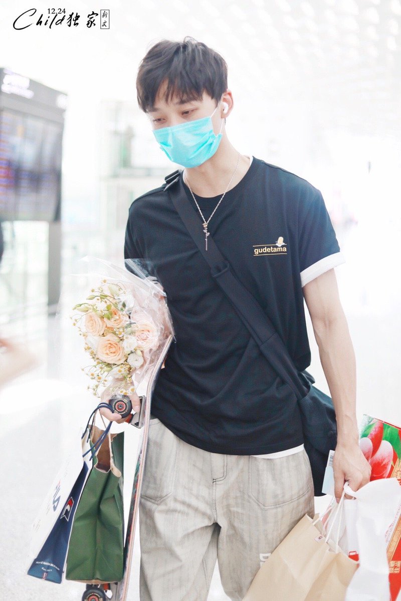 WENYANGtime's tweet photo. 🌰 200718 วันนี้พี่ป๋อมาลุคสบายๆ คูลกายกับเสื้อยืดสีดำ และสร้อยคอลายดอกกุหลาบ 🌹 คาดว่าน่าจะเดินทางกลับปักกิ่งนะคะ

นาทีนี้ใครๆ ก็โดยสายตาของพี่ป๋อเหวินตกนะคะ สายตาอบอุ่นจากหนุ่มคูลกาย 😎 

📸 Child独家新文l李泊文 
(ขออนุญาตแล้ว)

#หลี่ป๋อเหวิน #LiBowen #李泊文 https://t.co/5ggLKUg1nF