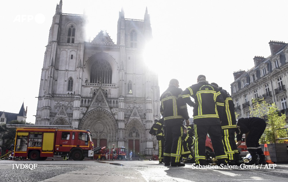 afpfr's tweet photo. Cathédrale de #Nantes : enquête ouverte pour "incendie volontaire" (procureur) #AFP https://t.co/jI0hdVEcPv
