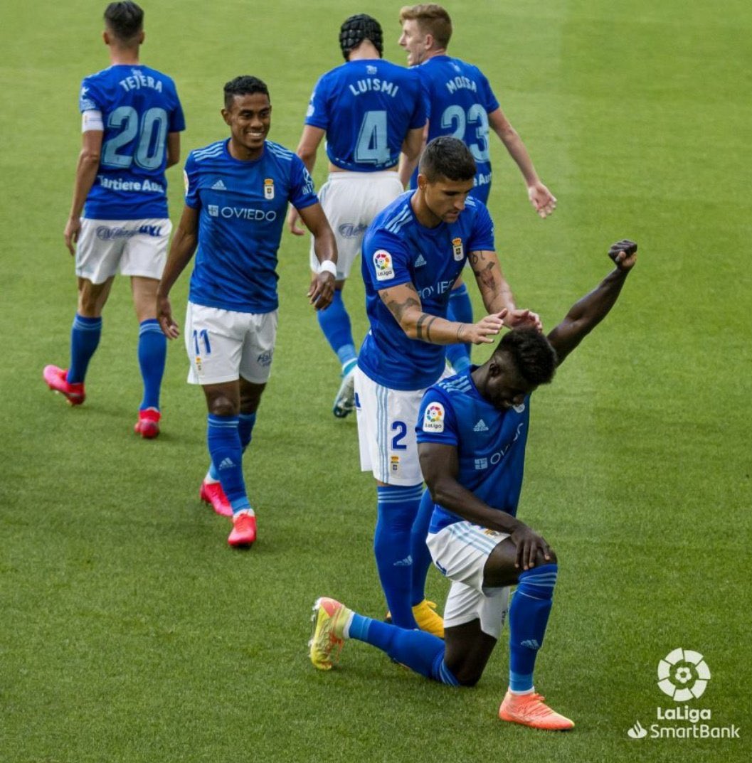 _ScreemFace_'s tweet photo. @samuobeng9 después de su expulsión contra el Elche, recibió insultos racistas como el qué veis en la imagen. Asqueroso.
Ayer @samuobeng9 marca el gol que le da la salvación al @RealOviedo
#TeamObeng 🖤 https://t.co/mDmlwpKGJ7