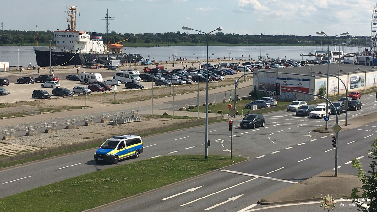 Polizei_MV's tweet photo. Heute findet in #Rostock der #ChristopherStreetDay statt.
#csdhro 🌈

Wann? 12 bis 18 Uhr
Wo? Im nördlichen Bereich des Christinenhafens

🚓Wir sind wie immer für euch dabei.

#Toleranz 
#Vielfalt 
#Weltoffenheit https://t.co/spNRv0B7ER