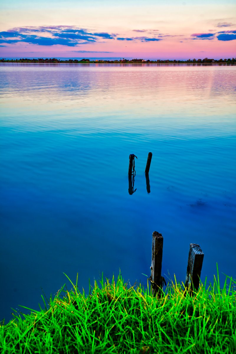 roentarre's tweet photo. Lake charming is definitely charming in its sunset

It is very cold too. 

#Lakecharm #sunset #landscape #Australia #nature https://t.co/myCEksF6NG