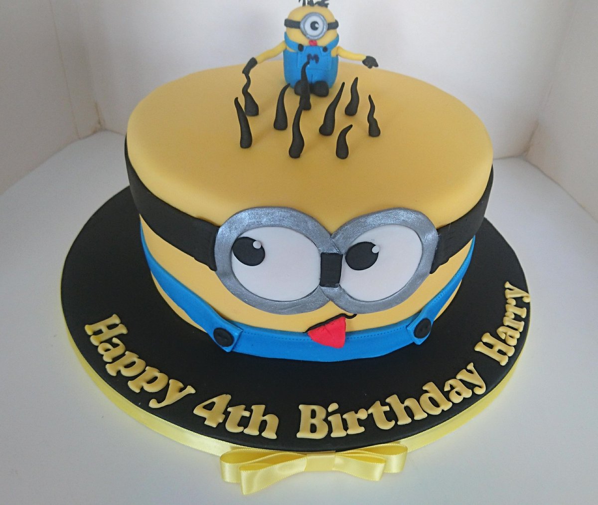 Denascakes's tweet photo. 😍#Minion #cakedecorating #birthdaycake  #sugarcraft #bespoke #minioncake https://t.co/JG42K8TcL6 https://t.co/kvTZ4jzsmb