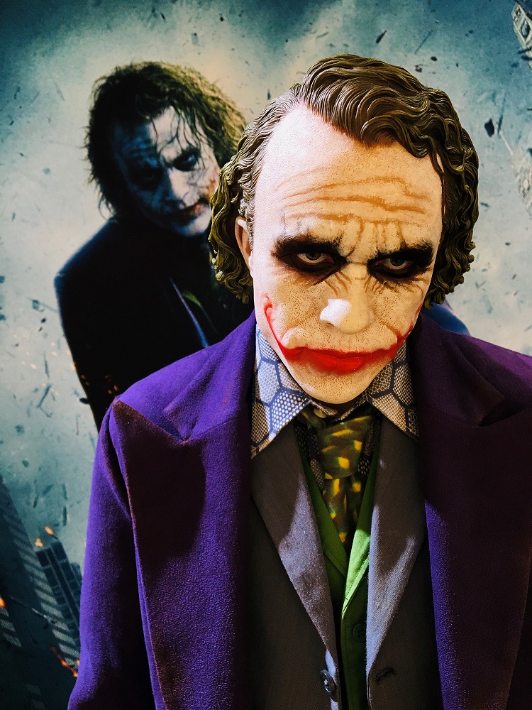 Prime 1 Studio プライム１スタジオ 新宿ショップ情報 新イベント Prime1studio Gallery Shop Recommend Item Display Week ダークナイト バットマン の隣にはもちろん Hdミュージアムマスターライン ダークナイト ジョーカー の姿が 二体