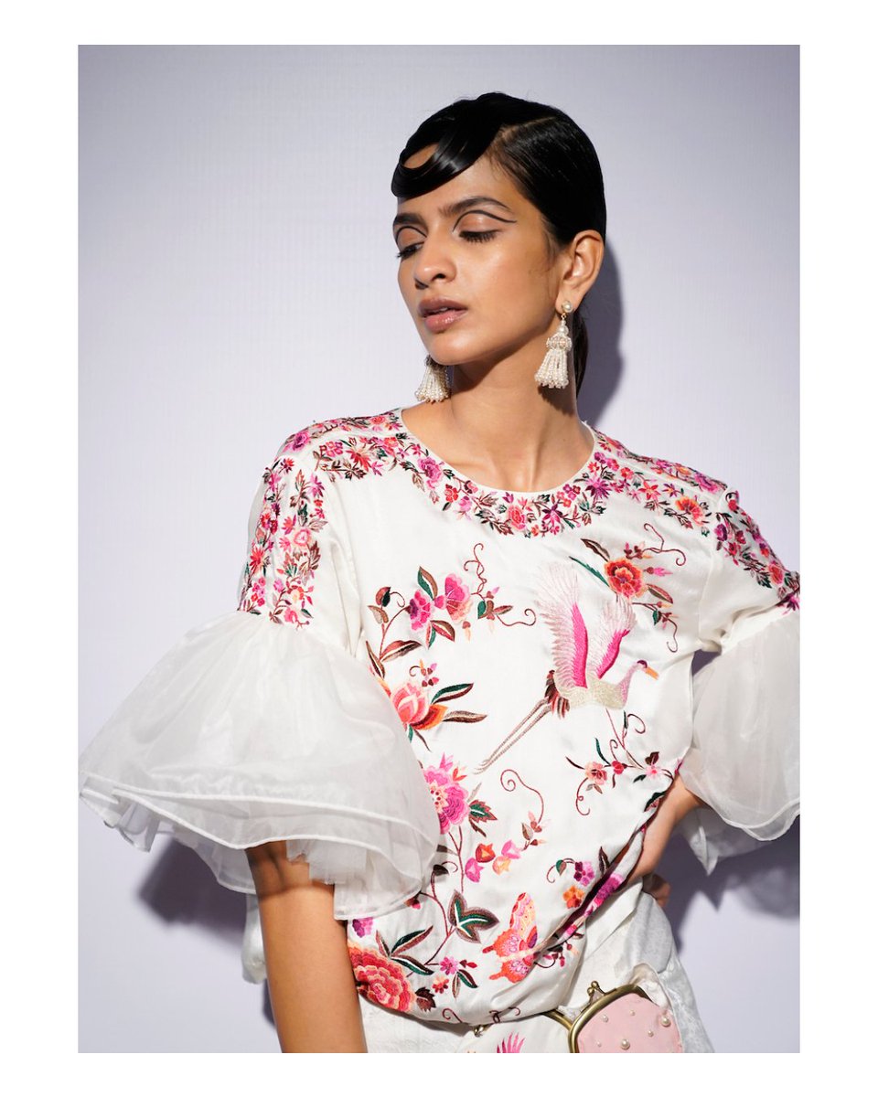 LakmeFashionWk's tweet photo. Colour pop &amp; delicate streaks to create looks ranging from bold to chic.

Here is a glimpse at some striking Floating Eyeliner looks from #LakmeFashionWeek Summer/Resort 2020.

@ILoveLakme #LFW #5DaysOfFashion #20YearsOfLFW #LFWSR20 #BetterIn3D https://t.co/d3PNvbQTwh