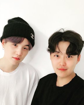Abangnya Yoongi tuh waktu buka acc instagram tuh ramah banget. Dia upload hal-hal yang dia senangin, entah makanan, holly, bahkan selca sama Yoongi.Tapi semua berubah ketika oknum-oknum "melampaui batas" ini yang bilang abang Yoongi pansos 
