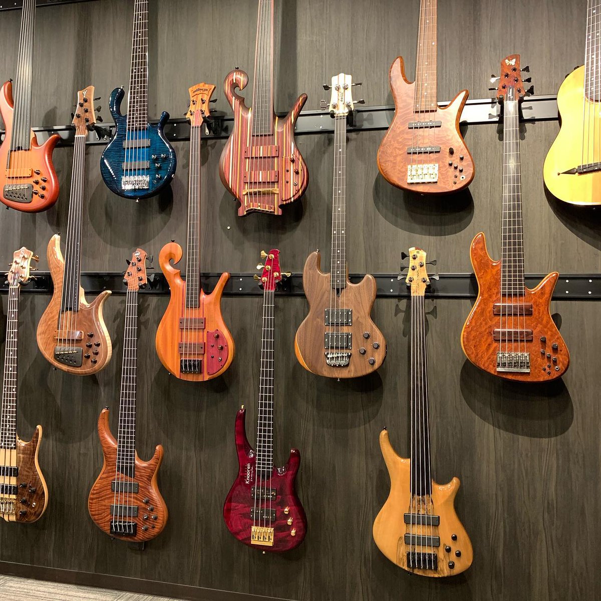 ikebegakki's tweet photo. ベースコレクション #フレットレスベース
https://t.co/YWzjI4xWuR

#fretlessonly #rickturner #fodera #walbass #roscoebass #carlthompson #knooren #pedulla #mtdbass #fbass #mickkarn #lesclaypool #markegan #alaincaron #fretlessbass #bassporn #fivestringbass #sixstringbass https://t.co/lxetx7JVRQ