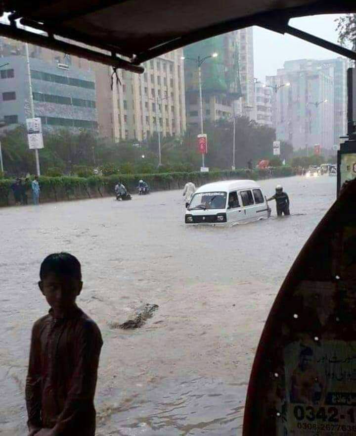 Got this photo of Shahrah-e-Faisal around Laal Kothi yesterday. This has been happening frequently. Met my mamooo today who was deputy mayor under Naimatullah. Acc to him, the city’s current drainage capacity is ~ 25mm of rain, depleted further when nallahs aren’t cleared.