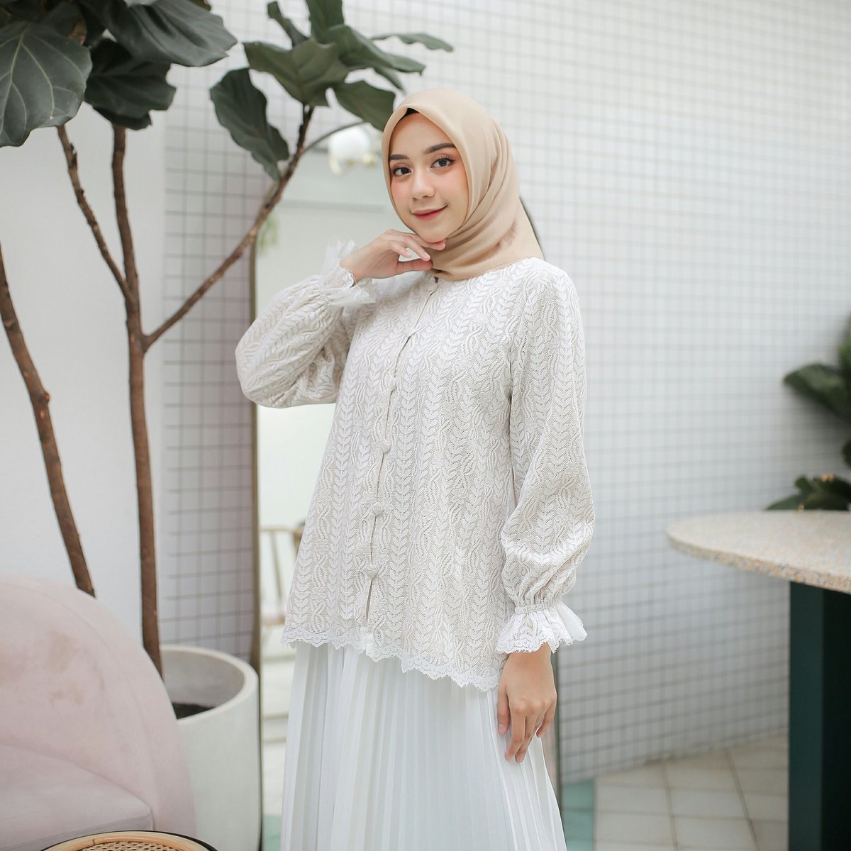 hansaevday's tweet photo. Kenalan yuk sama HANSAEVDAY!
Kita local brand khusus produk semi vintage nih..
Kenapa semi?
- Produknya telah dimodified sedemikian rupa agar muslim friendly
- Menggunakan bahan khusus yang nyaman digunakan di iklim tropis seperti Indonesia ❤️ https://t.co/WBHqHigg1i