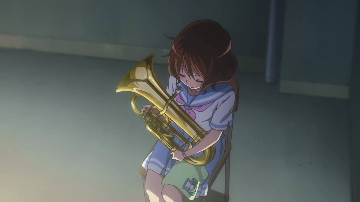 These shots angled down on Kumiko emphasize her feelings of inferiority, especially after hearing Asuka. She moves into the shadow which, in the context of this episode, represents how she feels like she's in the shadow of others.