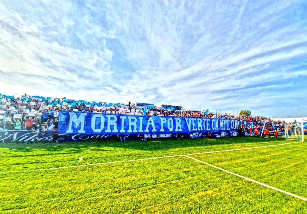 plusero's tweet photo. "En su vida, un hombre puede cambiar de mujer, de partido político o de religión, pero no puede cambiar de equipo de fútbol", Eduardo Galeano @Linares_Dptvo #ProximaParada #SegundaB #PlayOff #Sentimiento #Azulillo https://t.co/wKHTqpureF