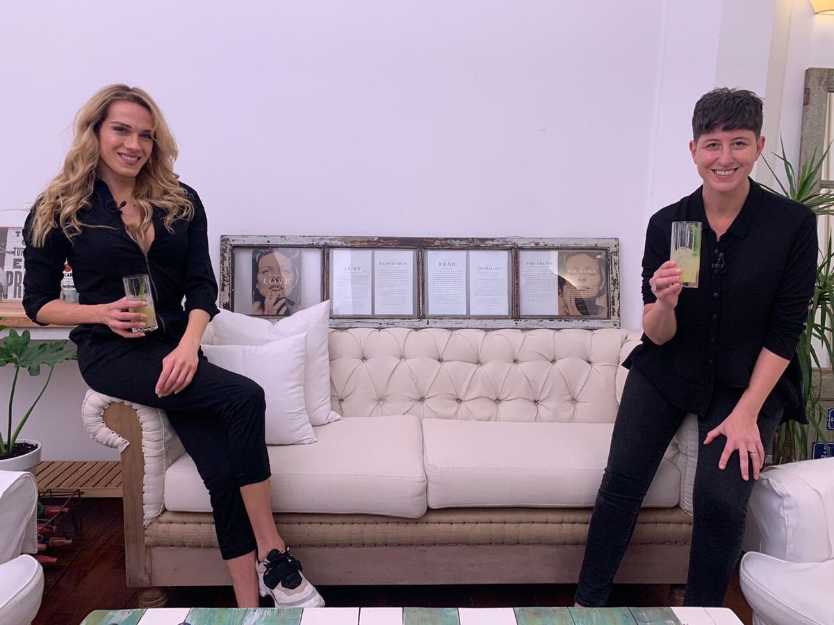 #TV sábado a la medianoche, <a href="/Telefe/">telefe</a> presenta una nueva edición de “Gran Bartender en casa” el programa de coctelería, conducido por <a href="/inesdelossantos/">Inés De Los Santos</a> Santos, quién visitará la casa de la actriz <a href="/MarianaGenesio/">Mariana Genesio Peña</a> y le enseñará a preparar un trago con vino blanco. Mmmm que rico