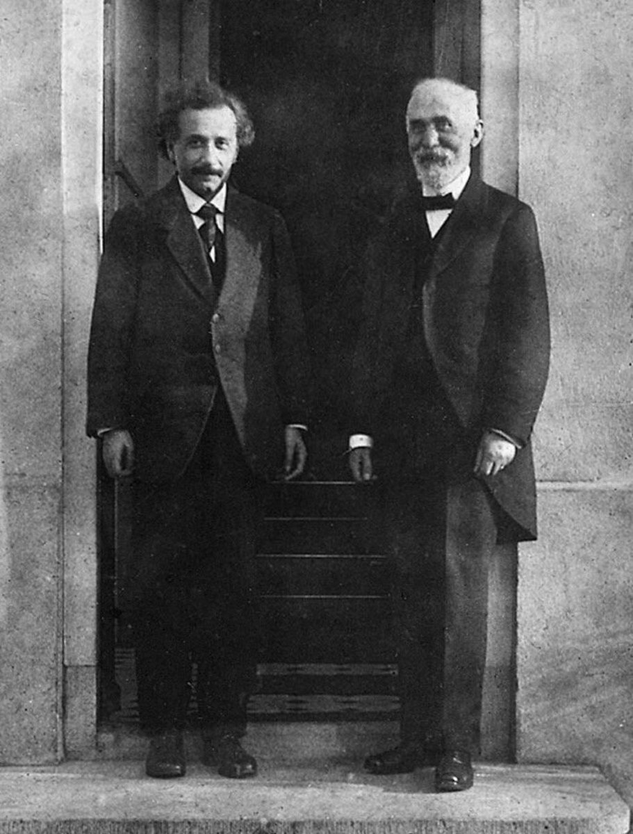 The Dutch physicist Hendrik Antoon Lorentz was born  #OTD in 1853. Here he is on the right next to an unidentified German scientist, probably one of his many admirers.Photo: Paul Ehrenfest (1921), via Museum Boerhaave, Leiden