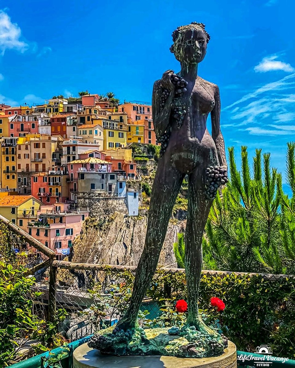 🅻🅸🅵🅴 🆃🆁🅰🆅🅴🅻 🆃🆁🅸🅿
Persino una piccola località come #MANAROLA (#CinqueTerre - #Liguria) ha i suoi monumenti di interesse storico-artistico da ammirare.
La Statua della Vendemmia, bronzo realizzata da Antonio #Puja, rappresenta una donna con uve per omaggiare il vino.