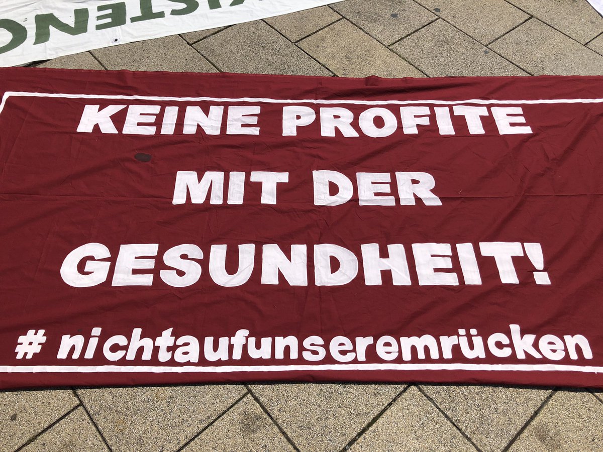 kesselbambule's tweet photo. Starke Demo, starke Reden bei #NichtAufUnseremRuecken in #Stuttgart. Den Abschliss bildete Rex Osa von #RefugeesForRefugees mit einer Aufforderung zu gemeinsamer #Solidarität von #Deutschen und #Migrant_innen um das #System zu konfrontieren und zu überwinden. 1/3 https://t.co/Y9YZjv7WOQ