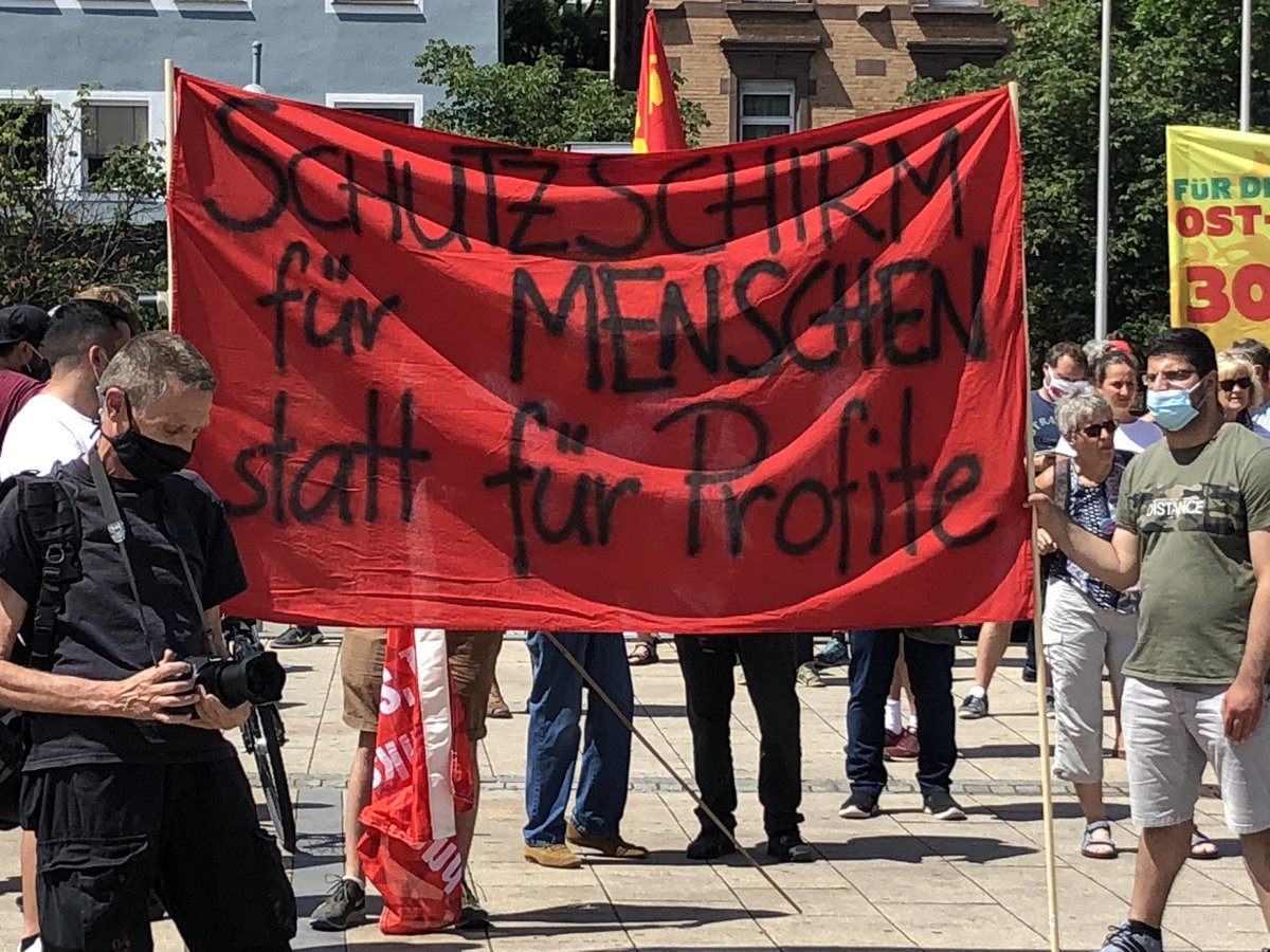 kesselbambule's tweet photo. Starke Demo, starke Reden bei #NichtAufUnseremRuecken in #Stuttgart. Den Abschliss bildete Rex Osa von #RefugeesForRefugees mit einer Aufforderung zu gemeinsamer #Solidarität von #Deutschen und #Migrant_innen um das #System zu konfrontieren und zu überwinden. 1/3 https://t.co/Y9YZjv7WOQ