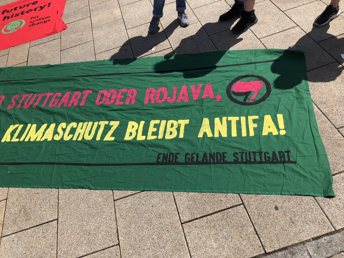 kesselbambule's tweet photo. Starke Demo, starke Reden bei #NichtAufUnseremRuecken in #Stuttgart. Den Abschliss bildete Rex Osa von #RefugeesForRefugees mit einer Aufforderung zu gemeinsamer #Solidarität von #Deutschen und #Migrant_innen um das #System zu konfrontieren und zu überwinden. 1/3 https://t.co/Y9YZjv7WOQ