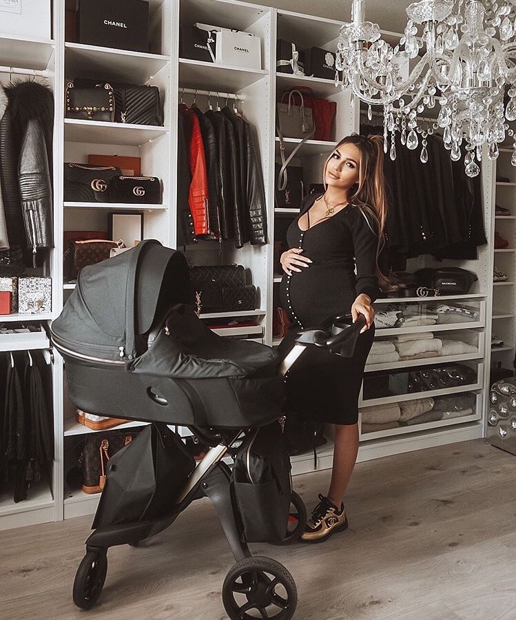adrienegotitall's tweet photo. When you move to the suburbs your closets are so big! https://t.co/8CX8FWtrm3