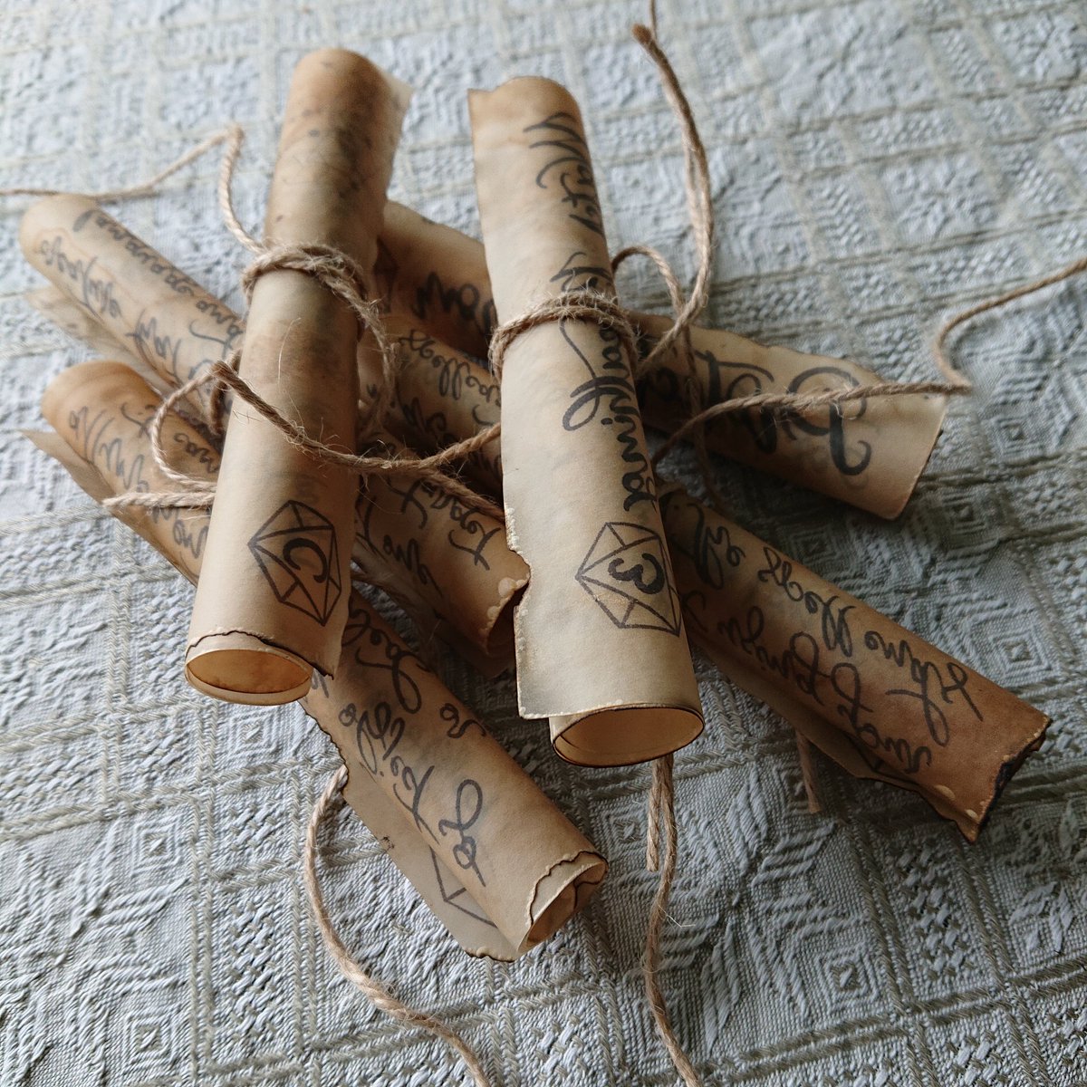 Alderdoodle's tweet photo. When the story says the party is getting 6 spell scrolls - the party is getting 6 spell scrolls! π
.
.
.
#dnd #dndprop #ttrpg #spellscroll #handmade #spell https://t.co/PlalaRzYCq
