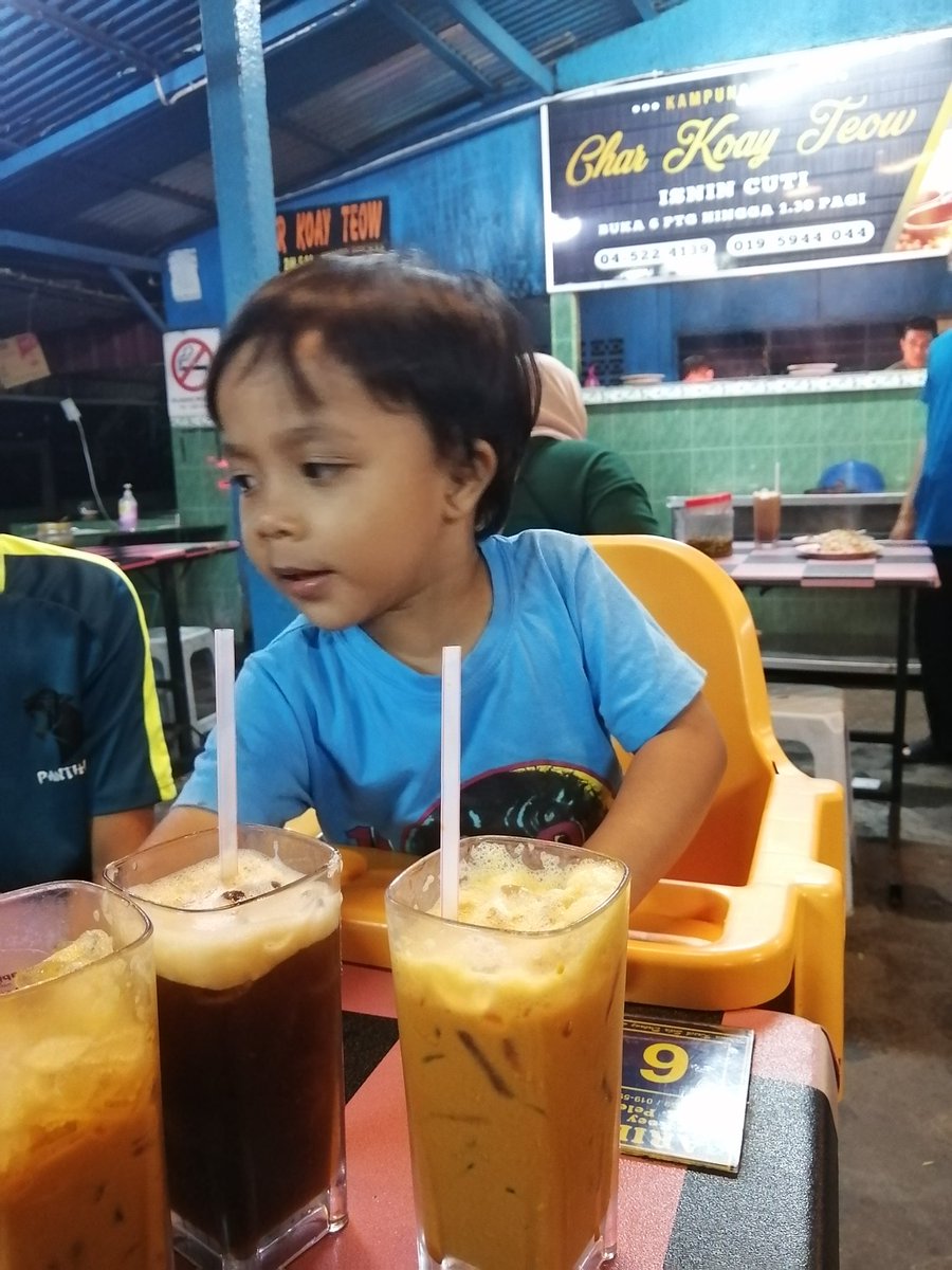 Alhamdulillah. Jumpa juga la kedai CharKoayTeowkgpelet Puaihhh hati💃💃 Teh ais dia paduu baq ang😋😋
#charkueyteaw
#kgpelet
#foodie
#khatyaiman