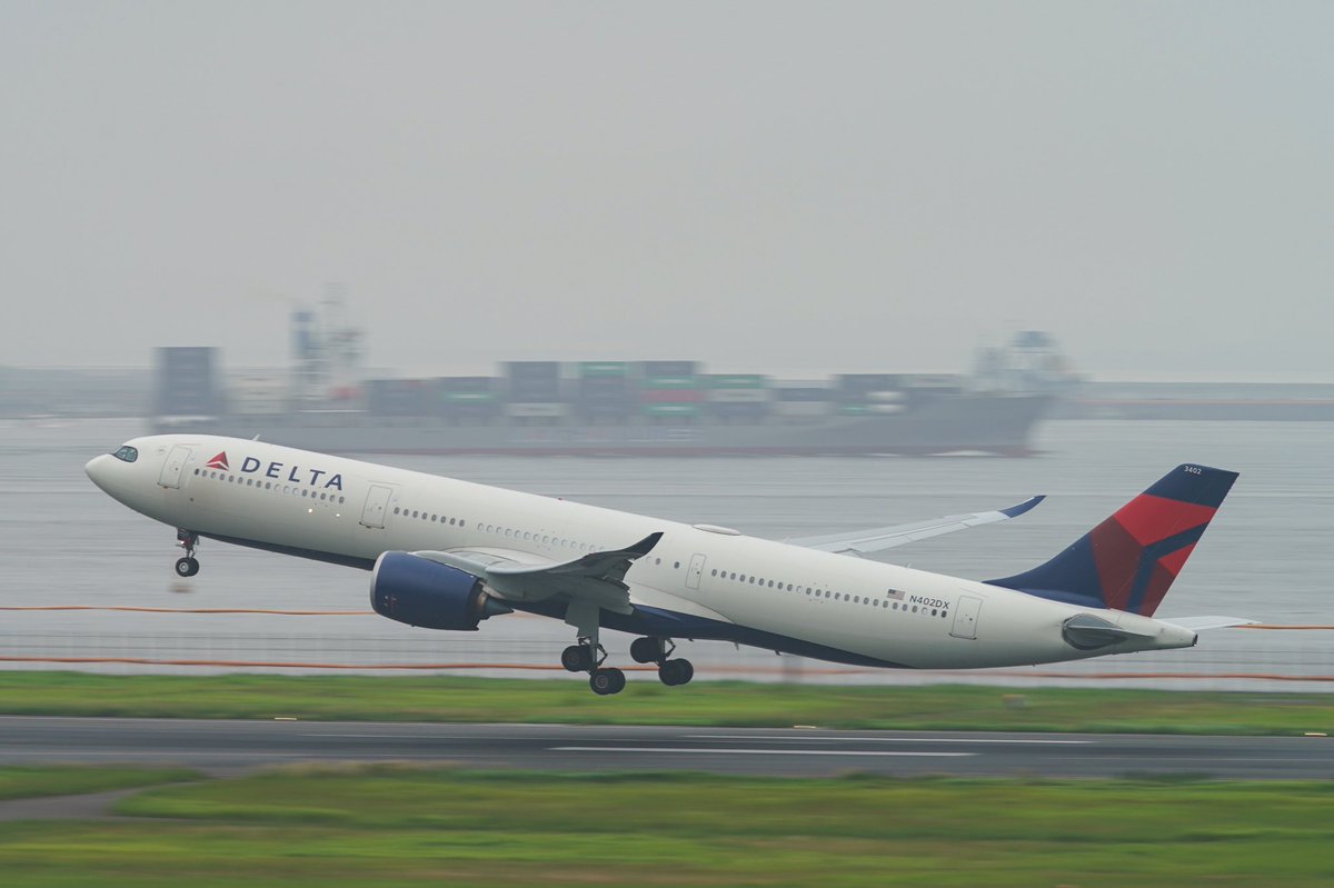 Overslept321's tweet photo. シアトルへ行く青いエンジン。
#DeltaAirline #N402DX #A339
#A330900 #airbus #DL166
#HND #RJTT https://t.co/NXmH8wd0Lb