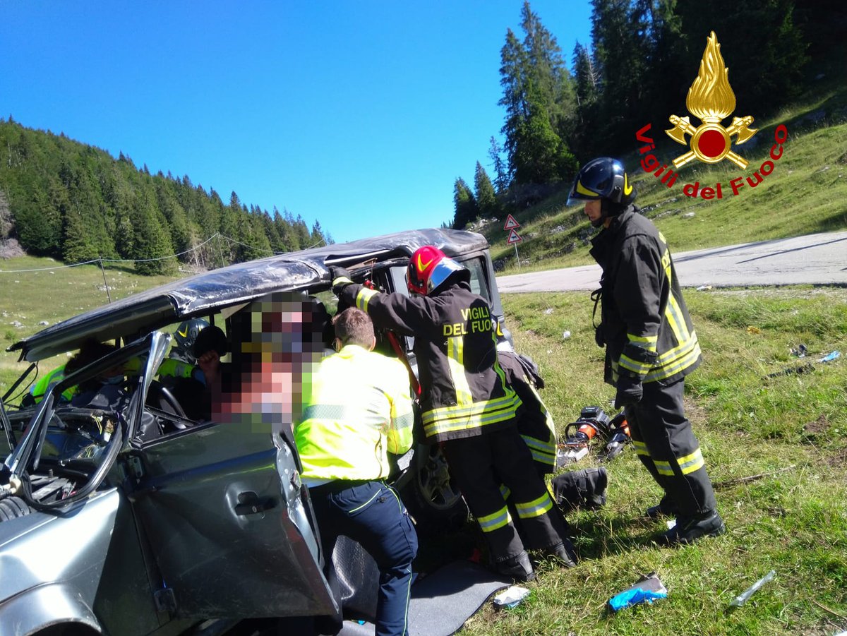 vvfveneto's tweet photo. #18luglio #Gallio(VI), perde il controllo del fuoristrada mentre percorre la strada tra #Melette e #CampoMulo e si capovolge più volte. L’autista estratto dai #vigilidelfuoco, preso in cura dal @SUEM_Veneto ed elitrasportato in ospedale. Feriti lievi gli altri due passeggeri https://t.co/885jutwvQD