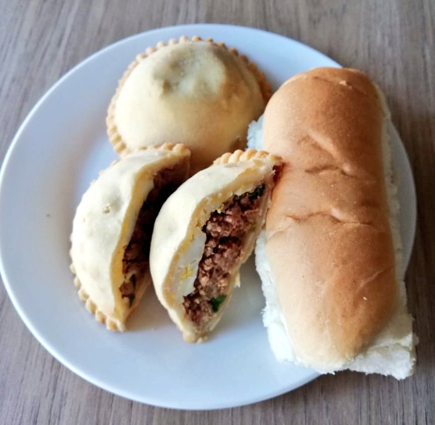 pachifois's tweet photo. No les miento cuando digo que es la mejor empanada y pan de Asunción. 😍 https://t.co/qFvWOhsZxO