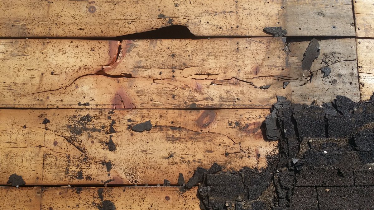 So we discovered this lovely bit to stop and repair before we fall through The middle board wants to give with Doc on it and she's only 5' 2"!