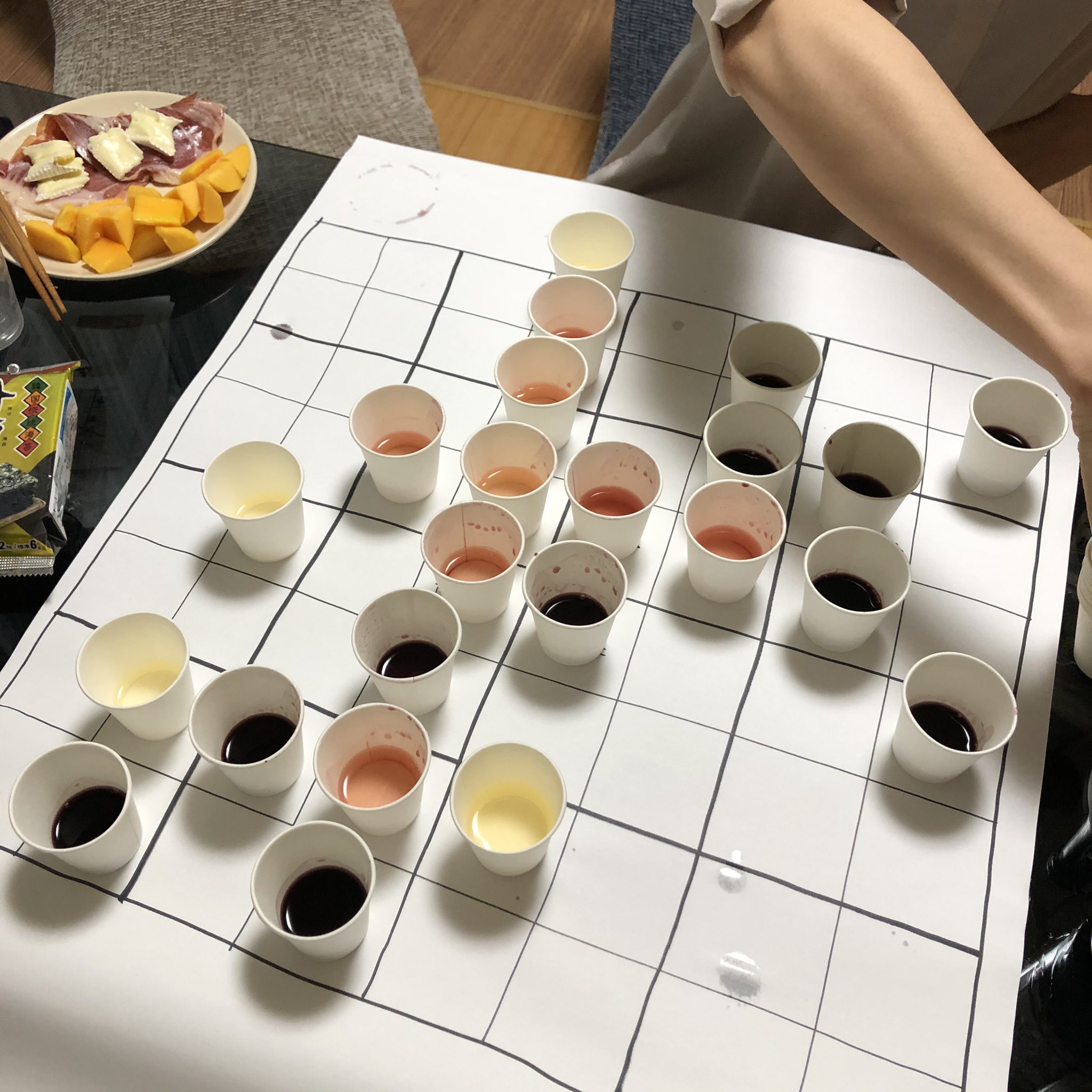 相手の駒を取ったら飲まないといけないワインオセロというゲーム 話題の画像プラス