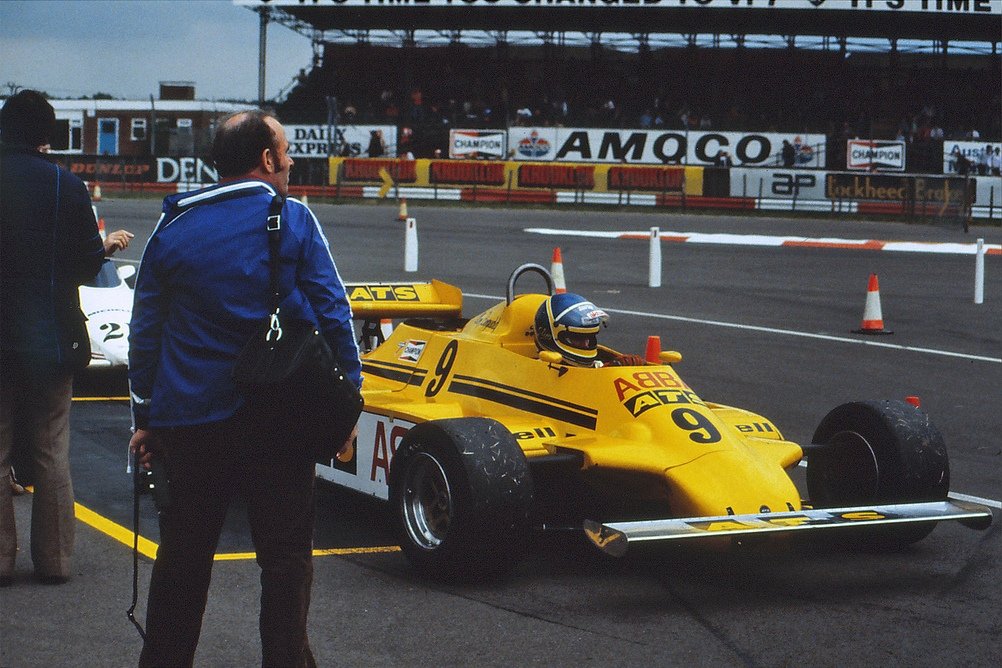 RSF_Motorsport's tweet photo. Slim Borgudd, ATS HGS1 - Ford Cosworth.
British Grand Prix (Silverstone), 1981.
 
#F1 #GreatBritainGP #Silverstone #Borgudd #ATS #Ford #Cosworth https://t.co/BcMBpxoUrm