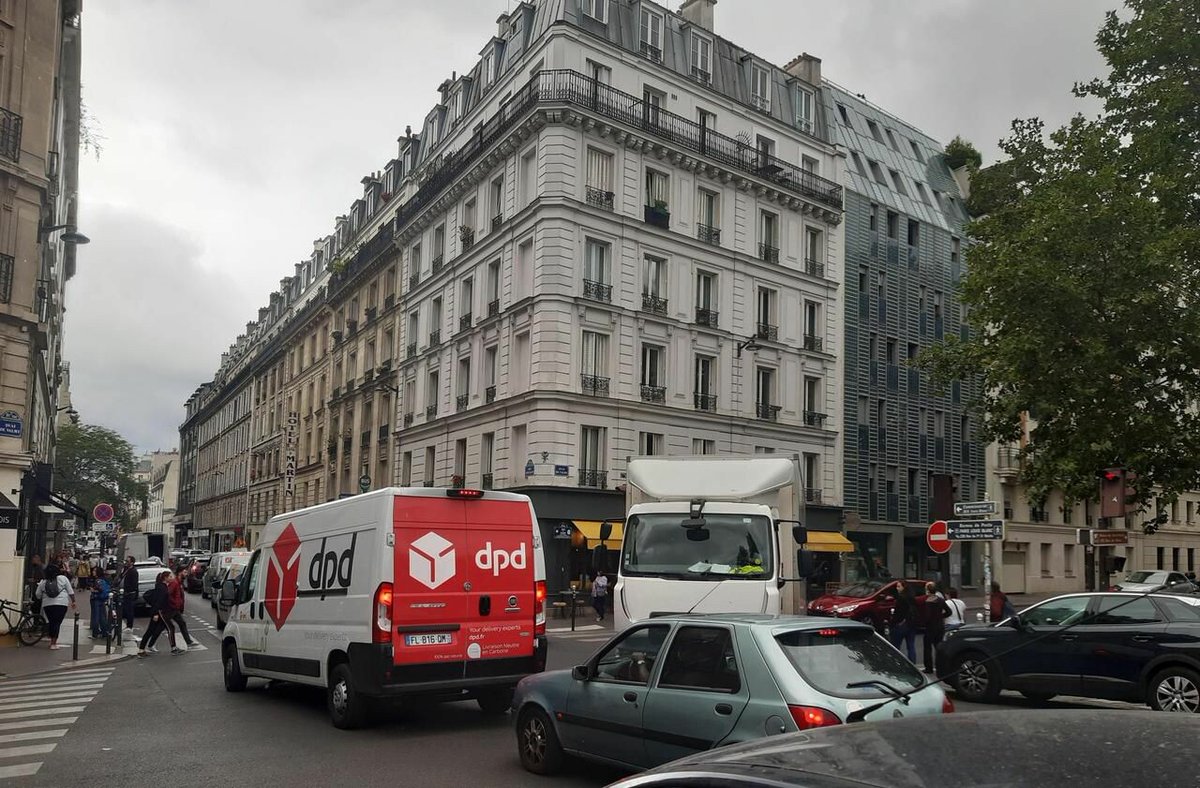LeParisien_75's tweet photo. Malgré l’été, le canal Saint-Martin piétonnisé cause toujours de gros bouchons à Paris
👉 https://t.co/iCEpxSIfOd https://t.co/8vWPrX6f6m