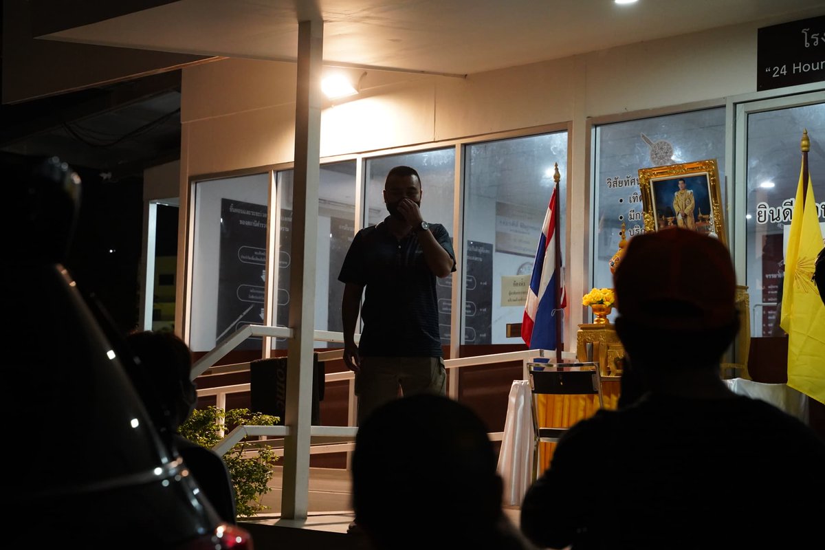 ผู้สื่อข่าวรายงานว่า เมื่อเวลา 21.20 น.  ผู้ชุมนุมประมาณ​ 30 คน​ เดินทางมาที่​ สน.ชนะสงคราม​ เพื่อทวงคืนรถเครื่อง​เสียงที่ถูกยึดไว้

ผกก.สน.ชนะสงคราม​ ปฏิเสธ​ว่าไม่ทราบเรื่องการยึดรถ​​ รถที่หายไปคือรถ​ 6 ล้อ​ และติดต่อคนขับไม่ได้แล้ว