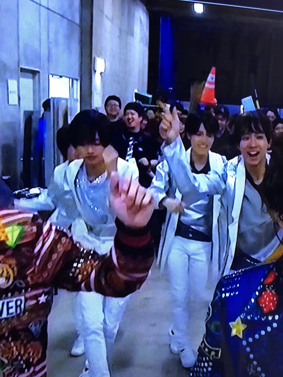 usaratama's tweet photo. 「invitation」〜「Brake the chains」の衣装替えの間に流れる映像で、横尾さんの料理を待ってる新くんがかわいい🤍
その後、みんなでダンスするところ、うみの隣で踊ってて、同じ画面に推しが3人共演してるの素晴らしい✨
#佐藤新 #クリエC #キスマイ #yummy #KisMyFt2 https://t.co/Vx4nWKCQWI