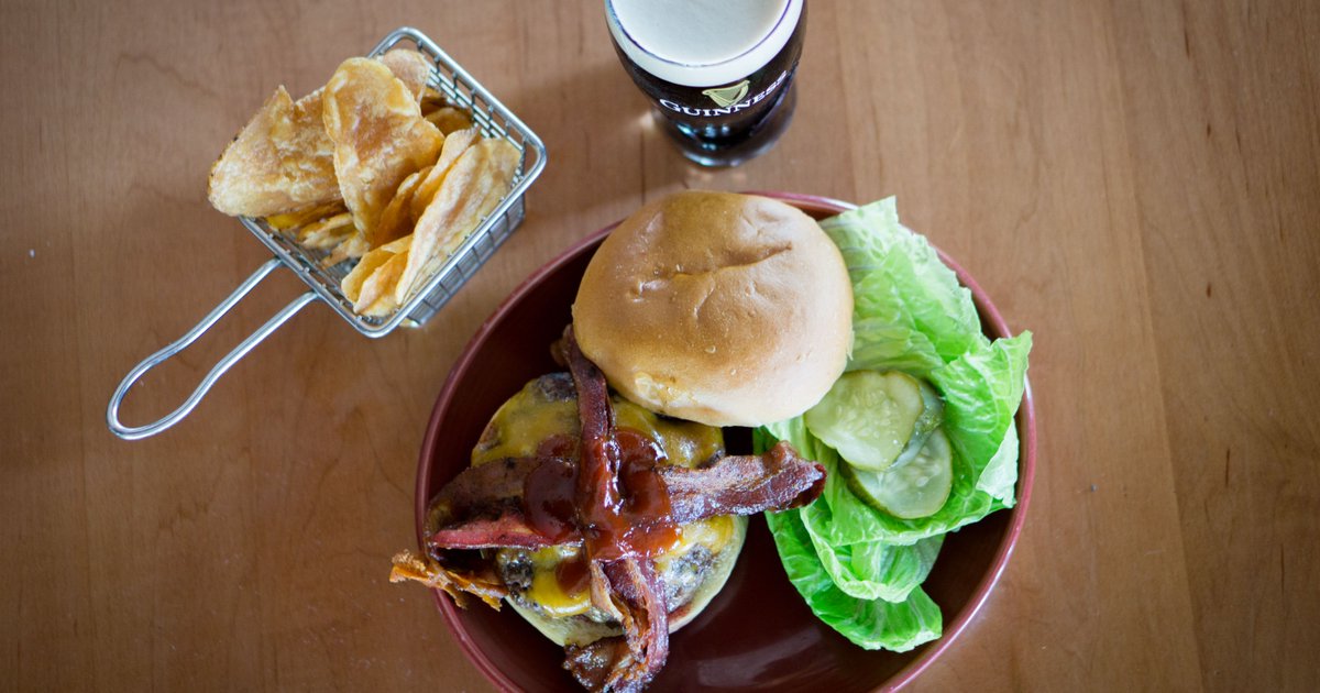 Who can resist a burger from the Pub! 😋🍔 With our build your own burger option, the possibilities are endless! Stop by for outdoor dining or our first come first serve limited indoor dining!