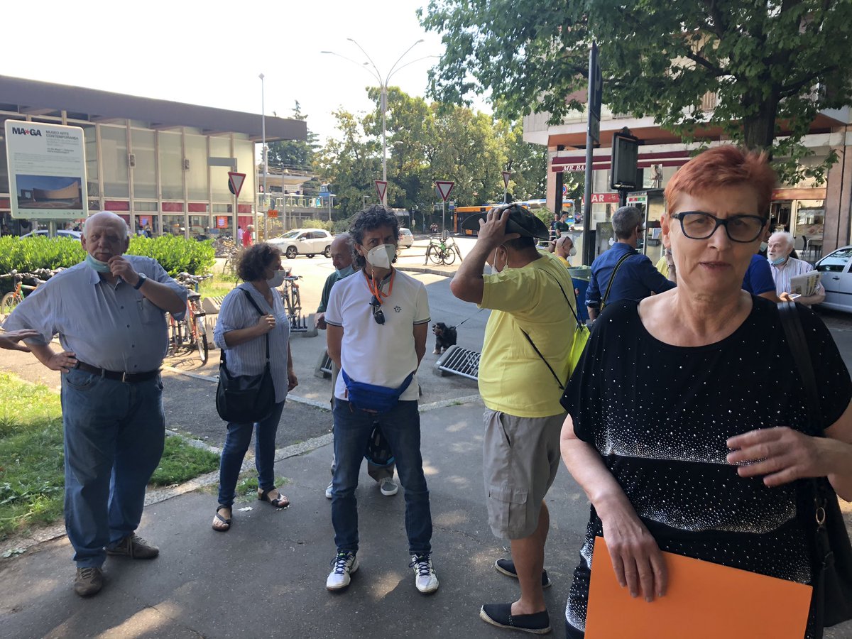 BarbaraMeggetto's tweet photo. Protesta circolo @LegambienteLomb Gallarate(Va)x abbattimento alberi riqualificazione p.zza stazione Gallarate.Perché capitale naturale non viene considerato?@ValentinaVarese @LegambienteVa @MarzioMarzorati https://t.co/GDqi9arRnX