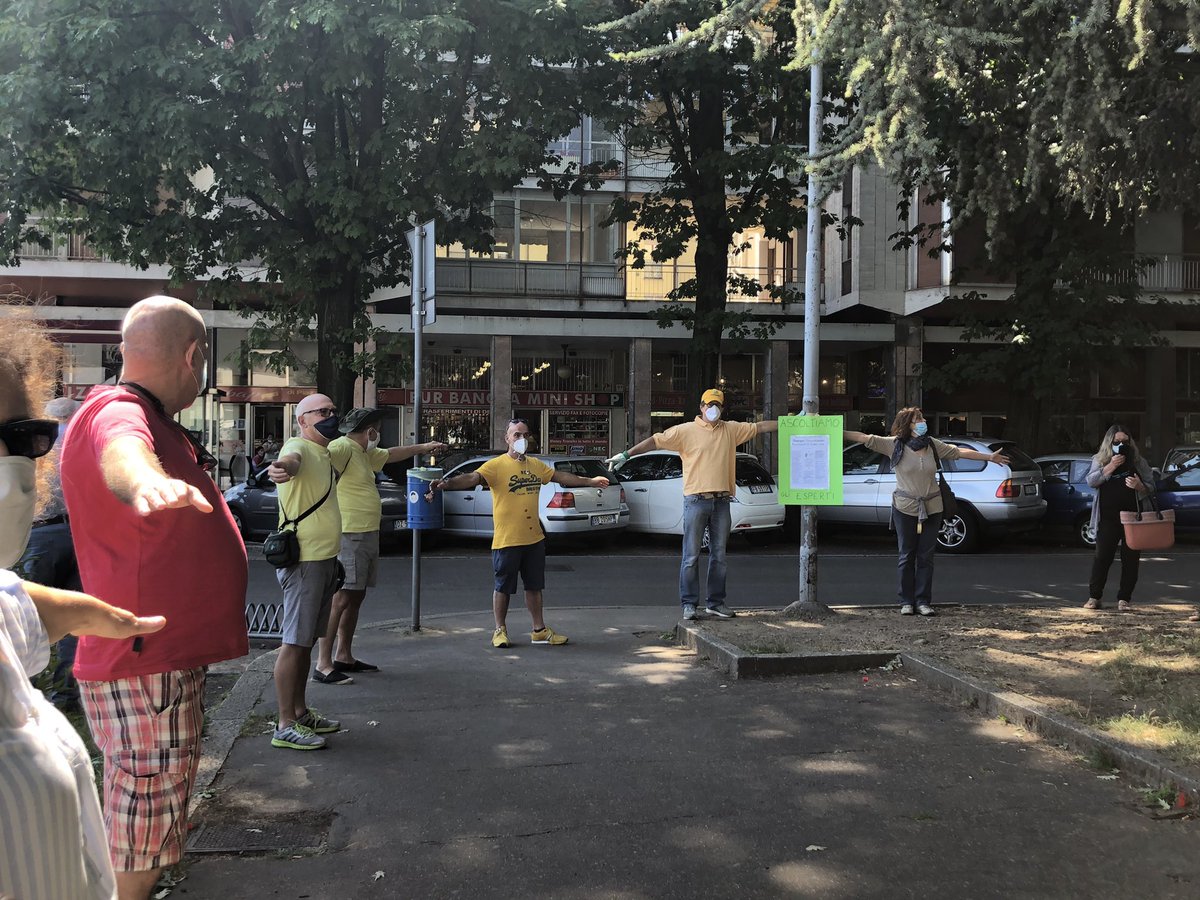 BarbaraMeggetto's tweet photo. Protesta circolo @LegambienteLomb Gallarate(Va)x abbattimento alberi riqualificazione p.zza stazione Gallarate.Perché capitale naturale non viene considerato?@ValentinaVarese @LegambienteVa @MarzioMarzorati https://t.co/GDqi9arRnX