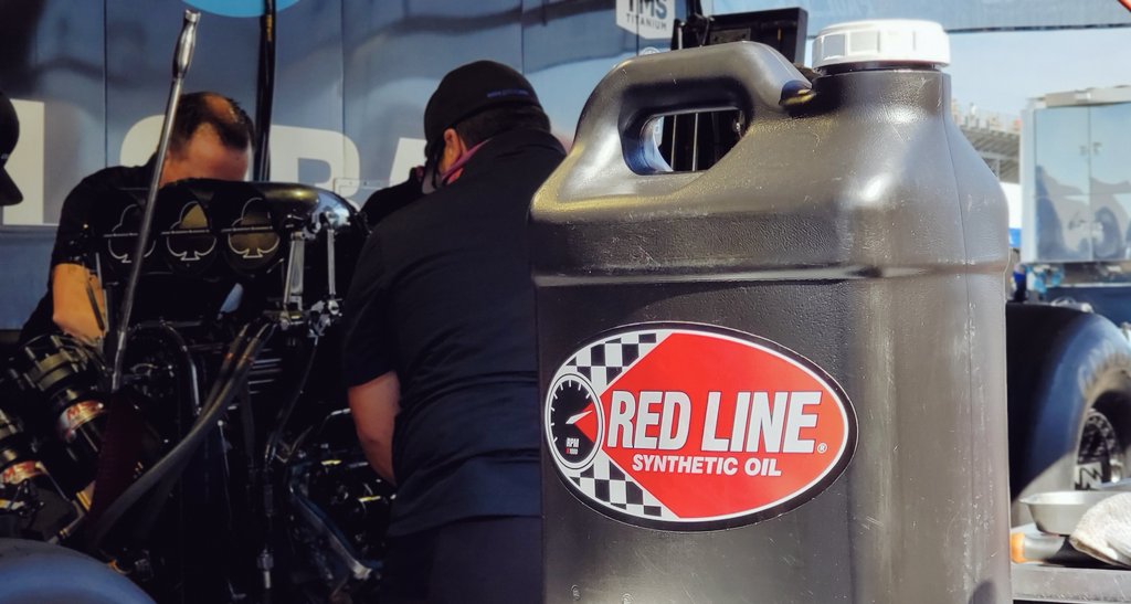 Paul_Lee116's tweet photo. Got that @redlineoil on deck for our @GETTRX/@McLeodRacing/#FTIperformance Funny Car 👌🏼 #DoYouRedLine #RedLineOil #NHRA #SummerNats https://t.co/u994RXmWRC