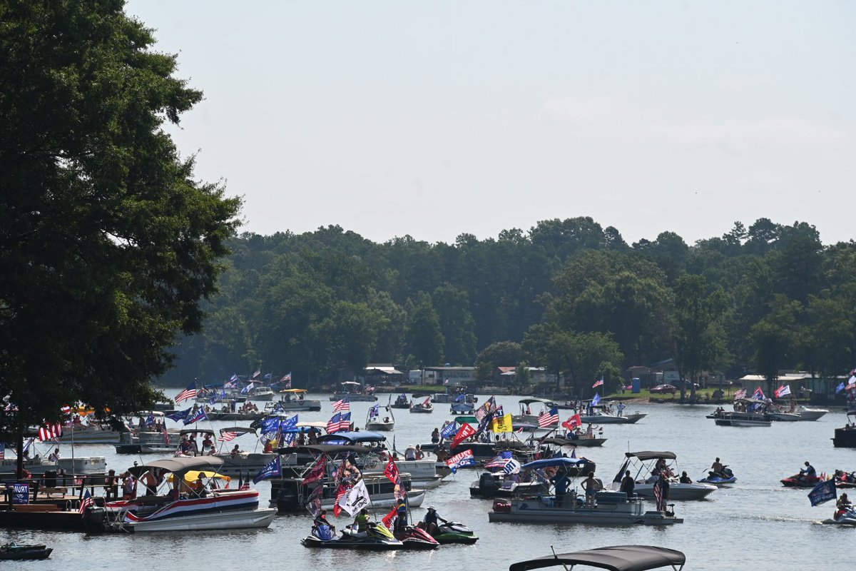 Joshpberg's tweet photo. Hundreds of boats on High Rock Lake for Trump boat parade. https://t.co/NkGsKeBg0y