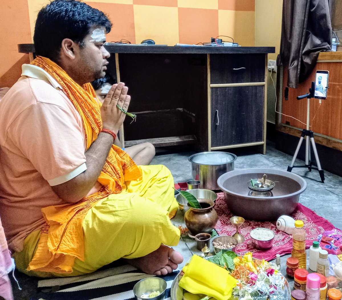 bhaveshkpandey's tweet photo. आज नासिक से श्री विनय त्रिपाठी जी के सानिध्य में ऑनलाइन कांफ्रेंसिंग के माध्यम से रुद्राभिषेक किया और महादेव का आशीर्वाद प्राप्त किया 🙏🏻🙏🏻
हर हर महादेव 🚩🚩 https://t.co/3NA28ytoOE