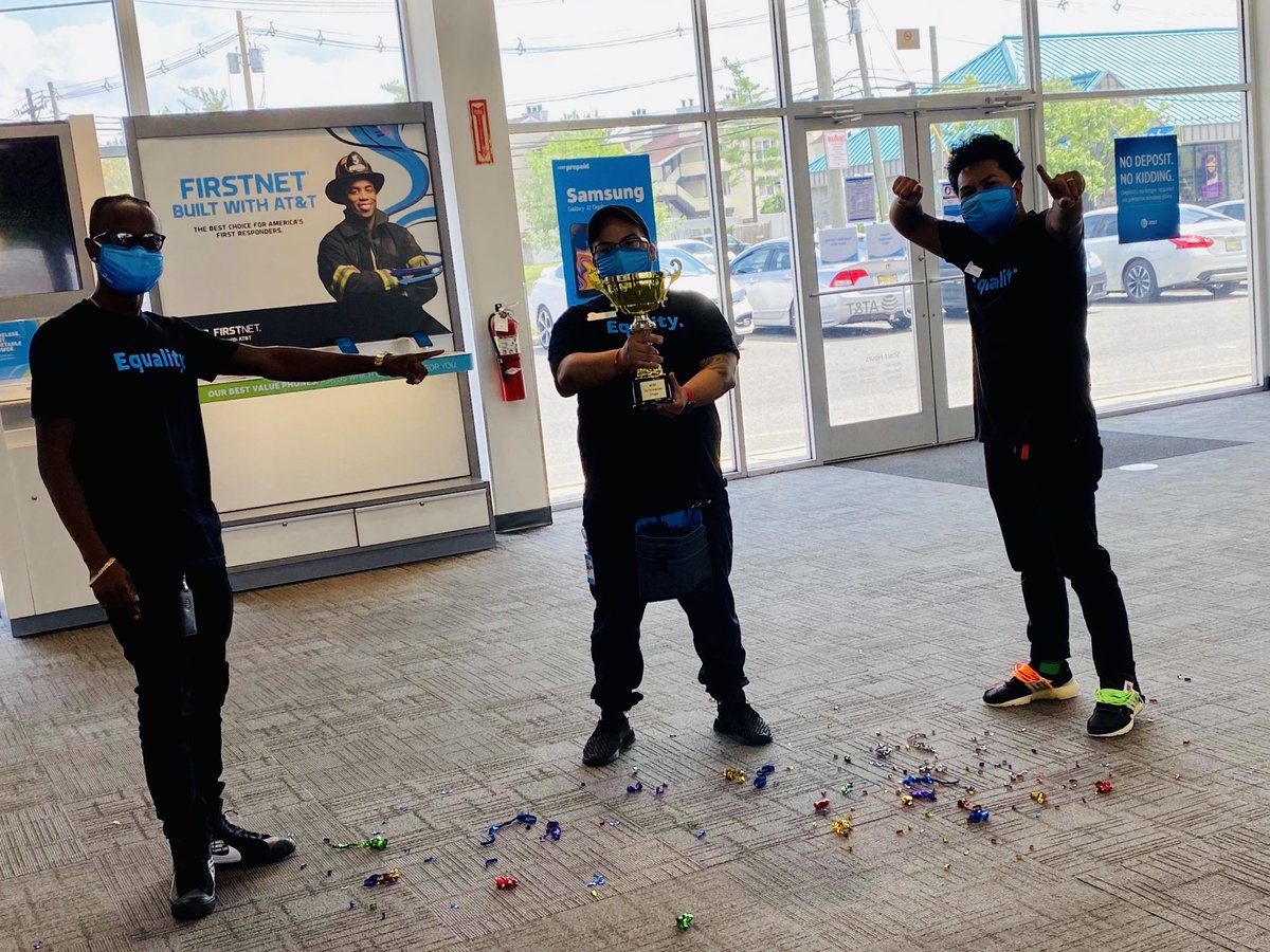iTravyy's tweet photo. Finally got to deliver some awards; Congrats to the #TravBlazers #1 Store UNION and RSC VERONICA... and the BEST SHOE GAME IN THE MARKET #OffWhitePresto #OffWhiteBlazer #Nike #Relentless #NYNJStateOfMind @__n0rbs @Marvin_Rosari0 @shasriq @judy_cavalieri @OneNYNJ https://t.co/tkYEL6z0Fg